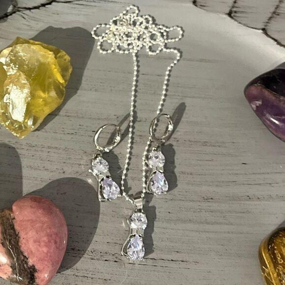 The Couture Cat Pendant Necklace and earrings set in sterling silver - Picture 12 of 12